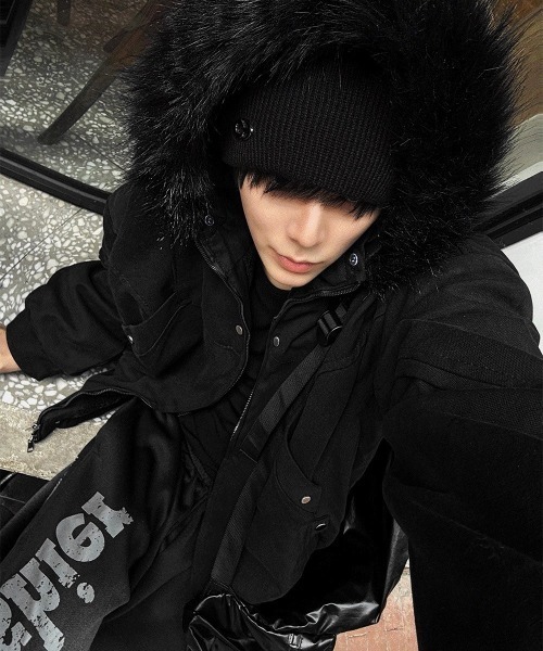 COSYHARU（コシハル）の「フェイクファークロップドフードブルゾン（ブルゾン・メンズ・ブラック・MEDIUM/LARGE）」の19枚目の写真