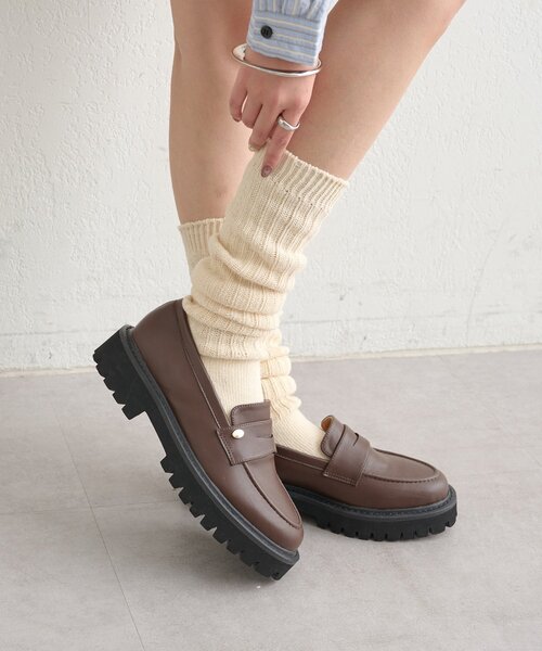 mystic(ミスティック)の「チャーム付きボリュームローファー(その他シューズ・レディース・ブラック/ダークブラウン・38/36/37)」の2枚目の写真