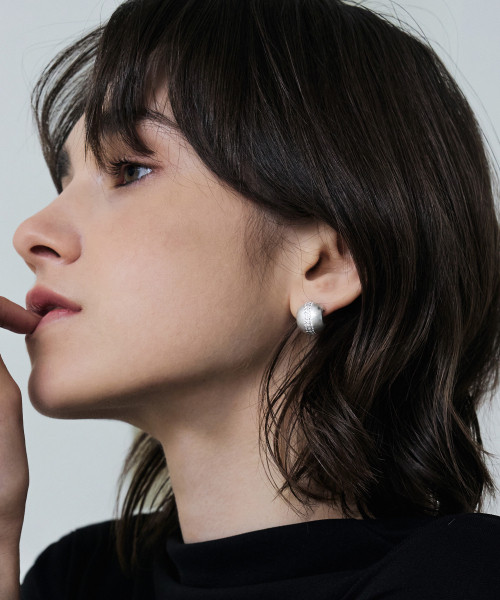 Tou（ティーオーユー）の「NP031 マットキュービックセッティングボールイヤリング（ピアス（両耳用）・レディース・シルバー・FREE）」の2枚目の写真