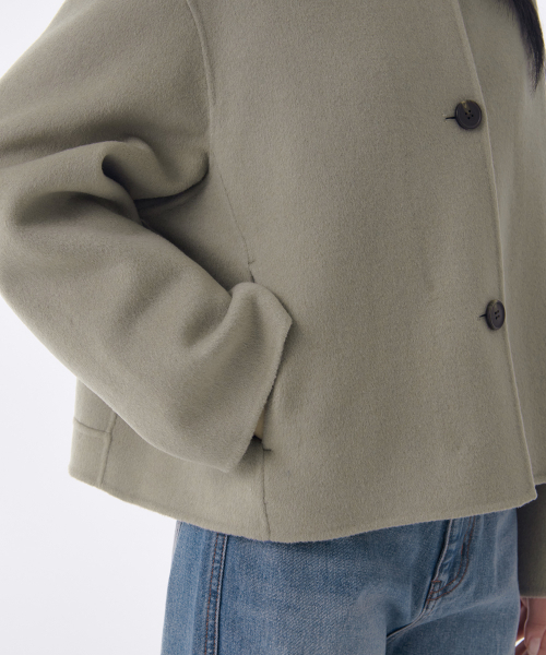 MUSINSA STANDARD WOMAN（ムシンサスタンダードウーマン）の「ウィメンズカシミヤブレンドハンドメイドショートマックコート[ライトカーキ]（チェスターコート・レディース・その他・LARGE/MEDIUM/SMALL/X-SMALL）」の4枚目の写真