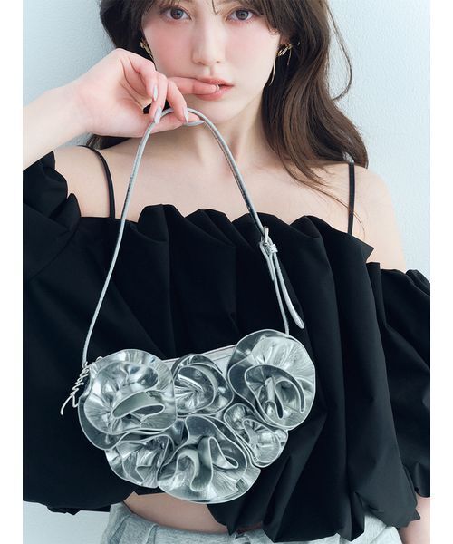 SNIDEL（スナイデル）の「フラワーバッグ（ハンドバッグ・レディース・シルバー/アイボリー/ブラウン・F）」の3枚目の写真