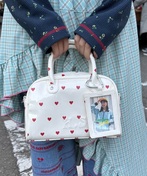 HELLO.SANFRANCISCO（ハローサンフランシスコ）の「【HELLO.SANFRANCISCO/ハローサンフランシスコ】ハートプリントエナメルミニボストンBAG（ボストンバッグ・レディース・イエロー/ピンク/ホワイト・ONE SIZE）」の2枚目の写真