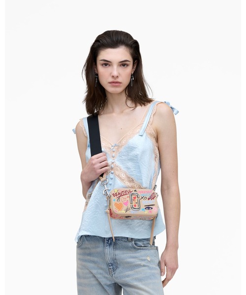 MARC JACOBS（マークジェイコブス）の「PUNK SCRIBBLE SNAPSHOT/ザ パンク スクリブル スナップショット（ショルダーバッグ・レディース・ベージュ系その他・ONE SIZE）」の2枚目の写真