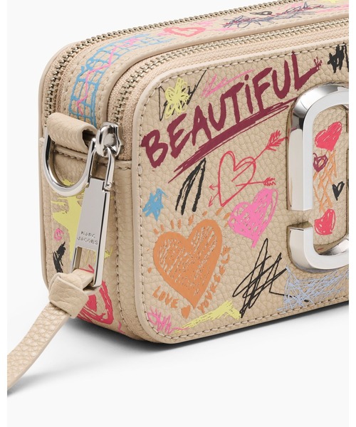 MARC JACOBS（マークジェイコブス）の「PUNK SCRIBBLE SNAPSHOT/ザ パンク スクリブル スナップショット（ショルダーバッグ・レディース・ベージュ系その他・ONE SIZE）」の4枚目の写真