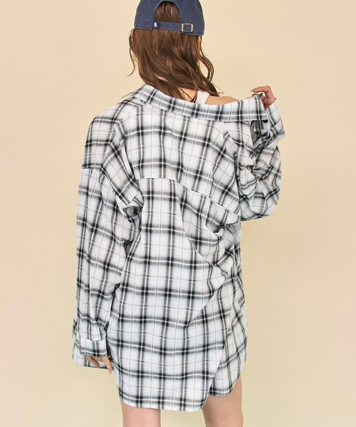 ANAP(アナップ)の「Wポケットオンブレチェックオーバーサイズシャツ(シャツ/ブラウス・レディース・ホワイト/ブラック・F)」の6枚目の写真