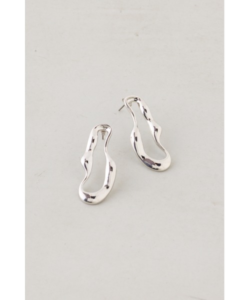 AZUL by moussy(アズールバイマウジー)の「ウェイビーサークルピアス(ピアス(両耳用)・レディース・シルバー/ゴールド系その他・FREE)」の3枚目の写真