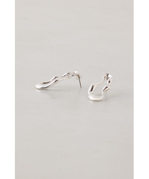 AZUL by moussy(アズールバイマウジー)の「ウェイビーサークルピアス(ピアス(両耳用)・レディース・シルバー/ゴールド系その他・FREE)」の4枚目の写真