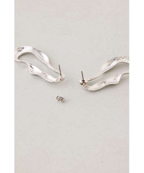 AZUL by moussy(アズールバイマウジー)の「ウェイビーサークルピアス(ピアス(両耳用)・レディース・シルバー/ゴールド系その他・FREE)」の5枚目の写真