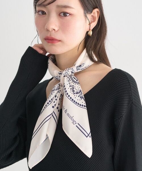 earth music&ecology(アースミュージックアンドエコロジー)の「ボタニカル柄スカーフ(70×70)(バンダナ/スカーフ・レディース・アイボリー/グリーン/ベージュ・FREE)」の2枚目の写真
