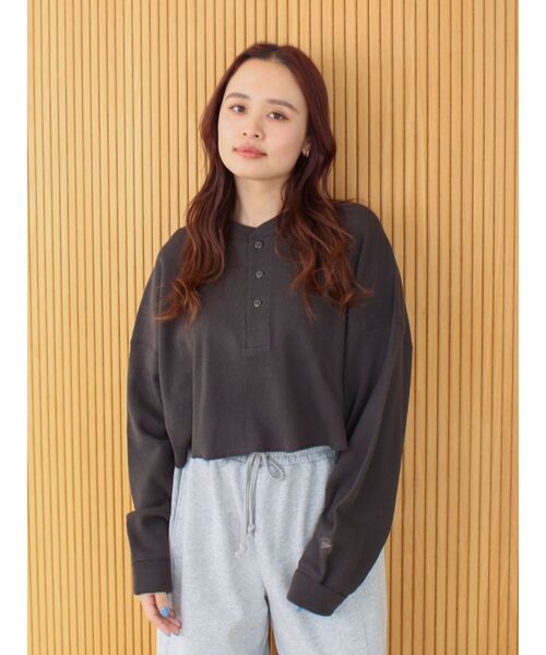 Ungrid（アングリッド）の「FAITH別注 ヘンリーネックショートロングスリーブTee（Tシャツ/カットソー・レディース・その他1/アイボリー/チャコールグレー・FREE）」の3枚目の写真