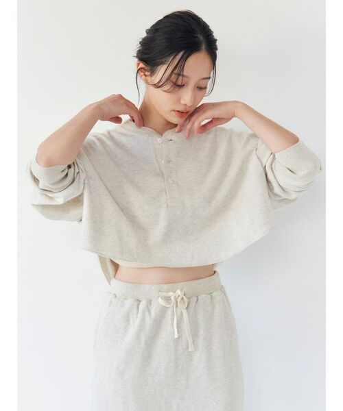 Ungrid（アングリッド）の「FAITH別注 ヘンリーネックショートロングスリーブTee（Tシャツ/カットソー・レディース・その他1/アイボリー/チャコールグレー・FREE）」の2枚目の写真