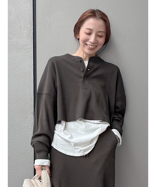 Ungrid（アングリッド）の「FAITH別注 ヘンリーネックショートロングスリーブTee（Tシャツ/カットソー・レディース・その他1/アイボリー/チャコールグレー・FREE）」の3枚目の写真