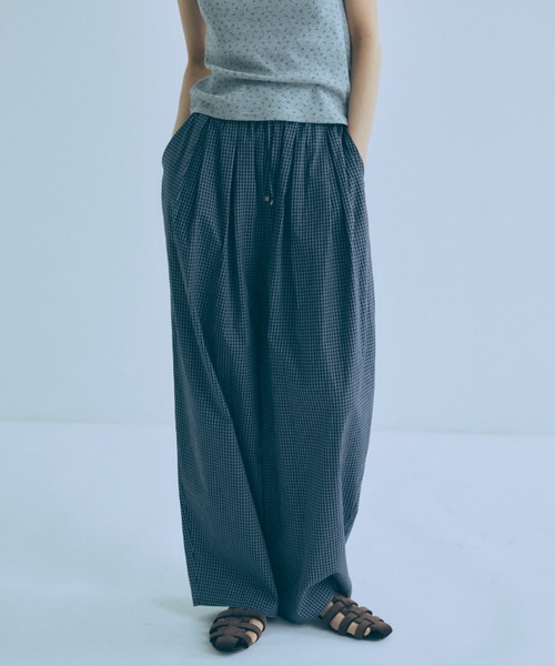 EN NEUME（エンノイム）の「Airy Check Tuck Easy-Pants（その他パンツ・レディース・ブルー/ベージュ/ネイビー・0/1）」の2枚目の写真