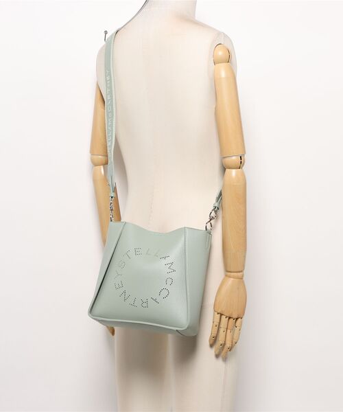 STELLA McCARTNEY（ステラマッカートニー）の「Logo Square Crossbody Bag / ロゴ スクエア クロスボディ バッグ（ショルダーバッグ・レディース・ライトグリーン・ONE SIZE）」の3枚目の写真