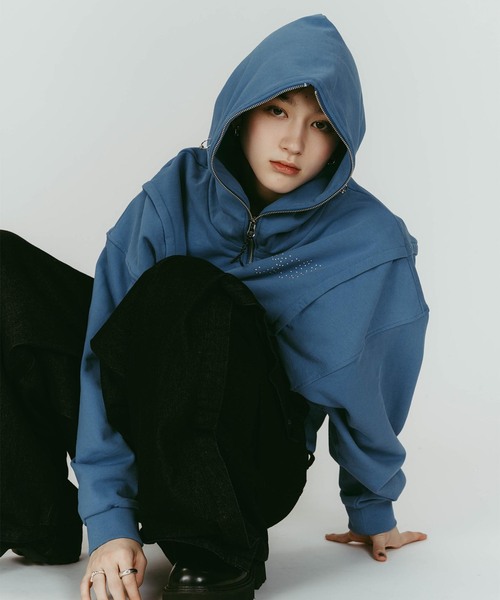 Knuth Marf(クヌースマーフ)の「Knuth Marf/クヌースマーフ pierced hooded sweatshirt(パーカー・レディース・ブルー/チャコールグレー・FREE)」の2枚目の写真