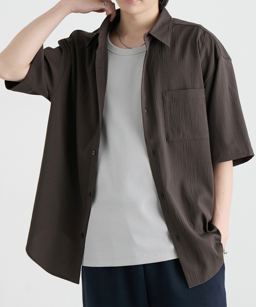 MONO-MART（モノマート）の「＜接触冷感/UVカット＞ルーズシルエット 楊柳 レギュラーカラー 半袖シャツ（シャツ/ブラウス・メンズ・チャコール/ネイビー/ホワイト/ライトグレー/ダークブラウン/ブラック/レッド系/ブルーグリーン・S/M/L）」の5枚目の写真