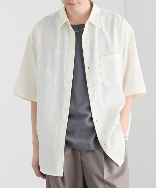 MONO-MART（モノマート）の「＜接触冷感/UVカット＞ルーズシルエット 楊柳 レギュラーカラー 半袖シャツ（シャツ/ブラウス・メンズ・チャコール/ネイビー/ホワイト/ライトグレー/ダークブラウン/ブラック/レッド系/ブルーグリーン・S/M/L）」の2枚目の写真