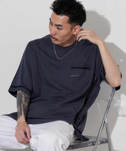 FACETASM(ファセッタズム)の「FACETASM/ファセッタズム サイドジップ 配色ラインテープ TEE 2026年春夏(Tシャツ/カットソー・メンズ・ホワイト/チャコールグレー/ブラウン・5)」の2枚目の写真