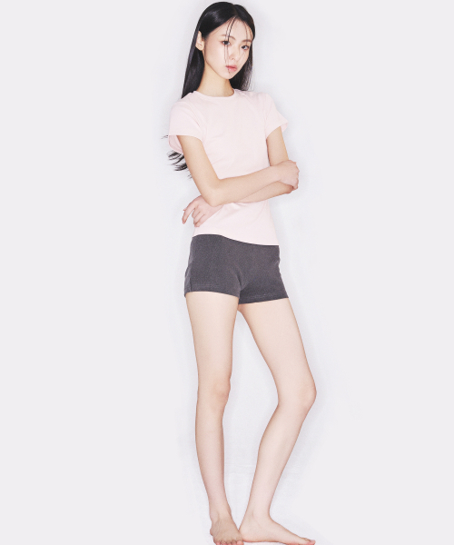 A.R.U(エイアールユー)の「ESSENTIAL TEE(Tシャツ/カットソー・レディース・アイボリー/ブラック/Beige/ネイビー/PINK・SMALL/MEDIUM)」の6枚目の写真