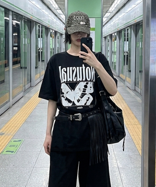 NOTUSUAL(ノットユージュアル)の「バタフライオーバーサイズ半袖Tシャツ4色(Tシャツ/カットソー・レディース・ネイビー/ホワイト/ブラック/ホワイト×グレー・SMALL/MEDIUM/LARGE/X-LARGE)」の11枚目の写真