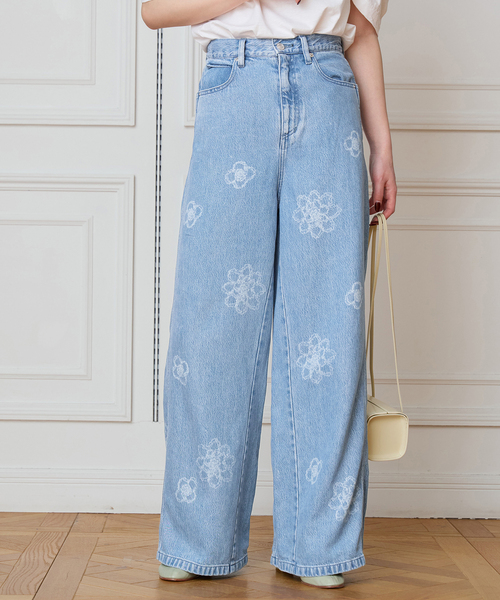 IENA LA BOUCLE(イエナラブークル)の「IENA LA BOUCLE フラワーソフトデニムシルエットパンツ(デニムパンツ・レディース・サックスブルー・38/36/34/40)」の1枚目の写真