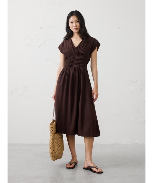 BANANA REPUBLIC FACTORY STORE(バナナリパブリック ファクトリーストア)の「BANANA REPUBLIC FACTORY STORE リネンブレンドピンタックウエストミディワンピース(ワンピース・レディース・エメラルド/ブラウン・0/2/4/6/8)」の1枚目の写真