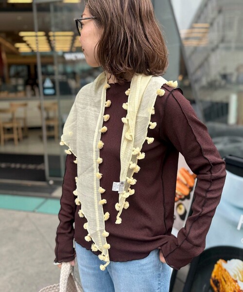 NOLLEY’S（ノーリーズ）の「【CITRUS/シトラス】POMPOMトライアングルストール（ストール/ショール・レディース・イエロー/サーモンピンク/サックスブルー・FREE）」の4枚目の写真