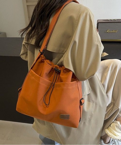 LA VORAGINE(ラ ヴォラジネ)の「3WAYA4収納可アウトポケットドロストリュックサックショルダーバッグトートバッグ(ショルダーバッグ・レディース・グリーン/ベージュ/オレンジ/ブラック・FREE)」の6枚目の写真