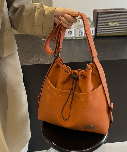LA VORAGINE(ラ ヴォラジネ)の「3WAYA4収納可アウトポケットドロストリュックサックショルダーバッグトートバッグ(ショルダーバッグ・レディース・グリーン/ベージュ/オレンジ/ブラック・FREE)」の9枚目の写真