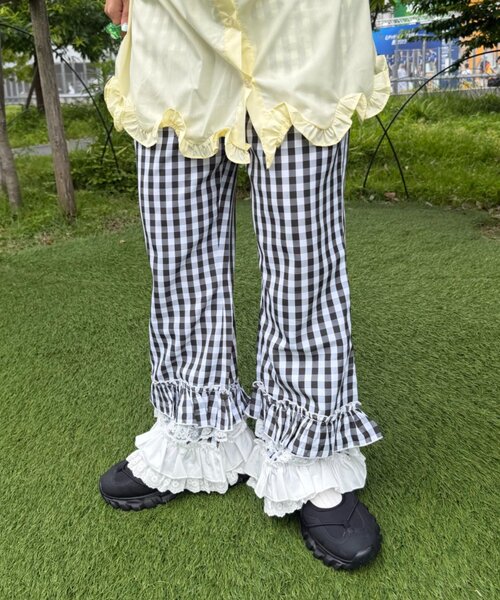 w closet(ダブルクローゼット)の「【Am企画】【リバイバルアイテム/EC限定カラー】ふりふりギンガムチェックパンツ(その他パンツ・レディース・レッド/ピンク/ブルー/グリーン/ブラック・SMALL/MEDIUM)」の2枚目の写真