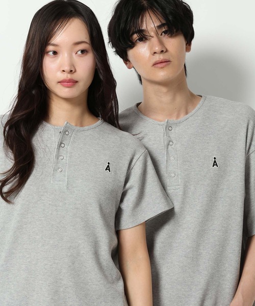 ALAND(エーランド)の「【UNISEX】ALAND/ロゴヘンリーネック半袖(Tシャツ/カットソー・レディース・オフホワイト/ブラック/ライトブルー/グレー・LARGE/SMALL)」の1枚目の写真