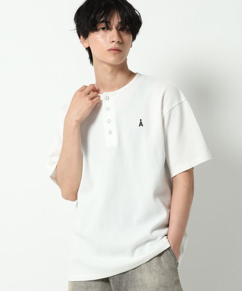 ALAND(エーランド)の「【UNISEX】ALAND/ロゴヘンリーネック半袖(Tシャツ/カットソー・レディース・オフホワイト/ブラック/ライトブルー/グレー・LARGE/SMALL)」の2枚目の写真