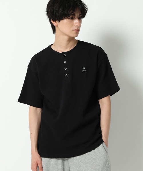 ALAND(エーランド)の「【UNISEX】ALAND/ロゴヘンリーネック半袖(Tシャツ/カットソー・レディース・オフホワイト/ブラック/ライトブルー/グレー・LARGE/SMALL)」の3枚目の写真
