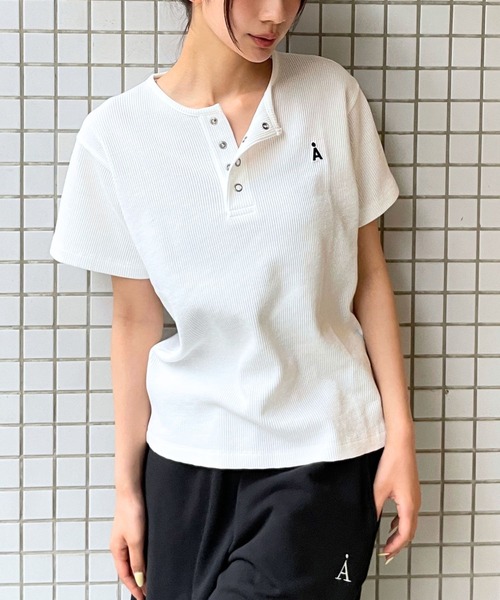 ALAND(エーランド)の「【UNISEX】ALAND/ロゴヘンリーネック半袖(Tシャツ/カットソー・レディース・オフホワイト/ブラック/ライトブルー/グレー・LARGE/SMALL)」の9枚目の写真