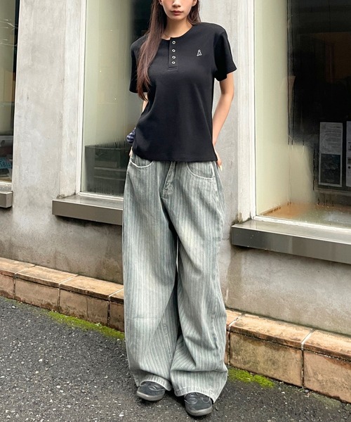 ALAND(エーランド)の「【UNISEX】ALAND/ロゴヘンリーネック半袖(Tシャツ/カットソー・レディース・オフホワイト/ブラック/ライトブルー/グレー・LARGE/SMALL)」の5枚目の写真