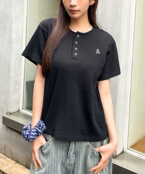ALAND(エーランド)の「【UNISEX】ALAND/ロゴヘンリーネック半袖(Tシャツ/カットソー・レディース・オフホワイト/ブラック/ライトブルー/グレー・LARGE/SMALL)」の6枚目の写真