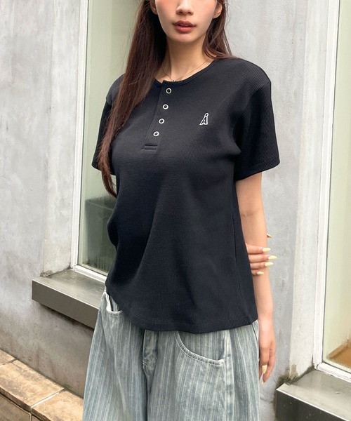 ALAND(エーランド)の「【UNISEX】ALAND/ロゴヘンリーネック半袖(Tシャツ/カットソー・レディース・オフホワイト/ブラック/ライトブルー/グレー・LARGE/SMALL)」の7枚目の写真