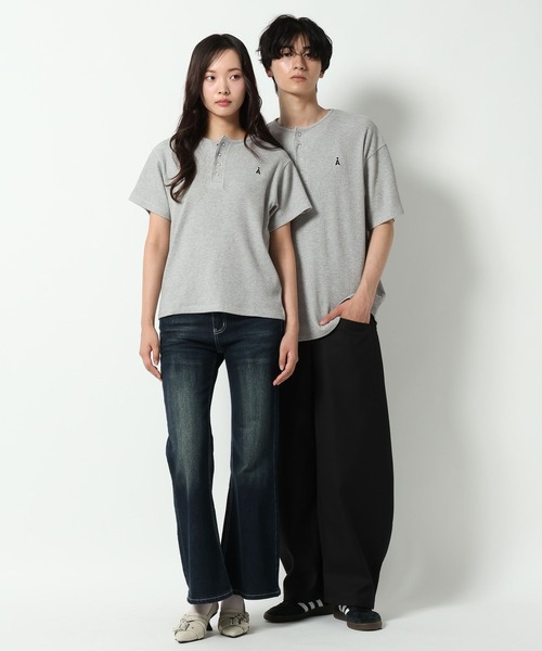 ALAND(エーランド)の「【UNISEX】ALAND/ロゴヘンリーネック半袖(Tシャツ/カットソー・レディース・オフホワイト/ブラック/ライトブルー/グレー・LARGE/SMALL)」の10枚目の写真