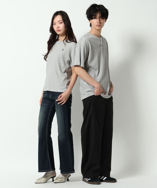 ALAND(エーランド)の「【UNISEX】ALAND/ロゴヘンリーネック半袖(Tシャツ/カットソー・レディース・オフホワイト/ブラック/ライトブルー/グレー・LARGE/SMALL)」の11枚目の写真