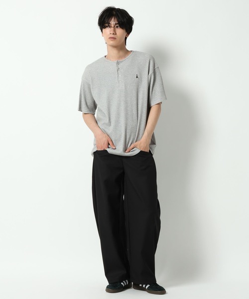 ALAND(エーランド)の「【UNISEX】ALAND/ロゴヘンリーネック半袖(Tシャツ/カットソー・レディース・オフホワイト/ブラック/ライトブルー/グレー・LARGE/SMALL)」の16枚目の写真