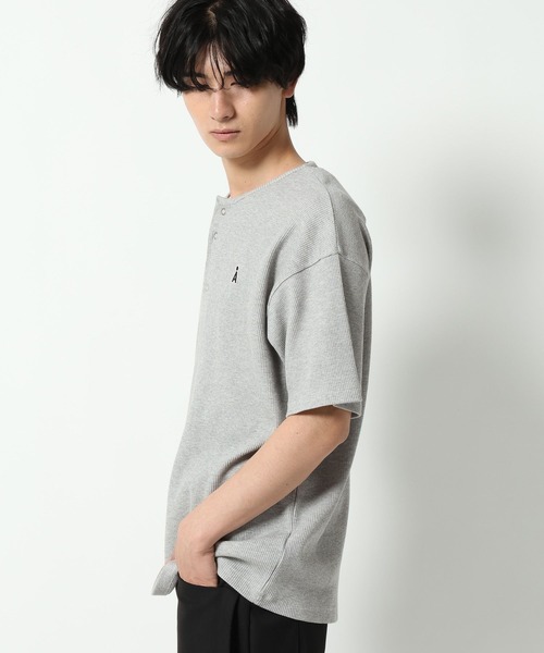 ALAND(エーランド)の「【UNISEX】ALAND/ロゴヘンリーネック半袖(Tシャツ/カットソー・レディース・オフホワイト/ブラック/ライトブルー/グレー・LARGE/SMALL)」の19枚目の写真