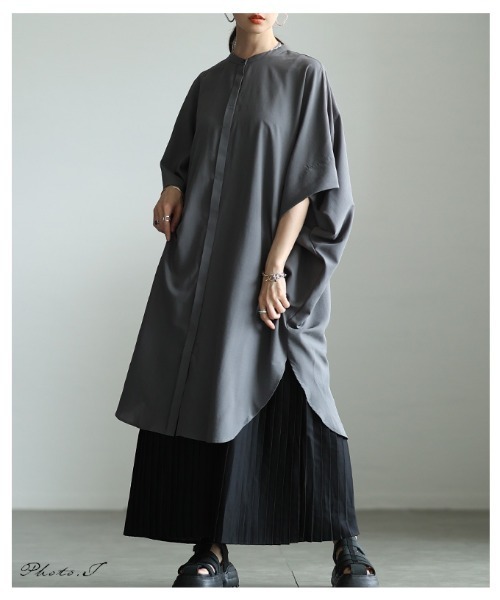 Sawa a la mode(サワアラモード)の「オーバーサイズシャツチュニック(チュニック・レディース・チャコール/オフホワイト/ブラック・FREE)」の4枚目の写真