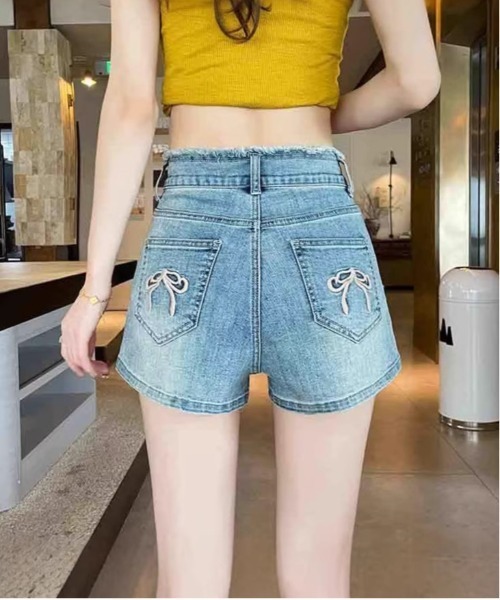 &soiree(アンドソワレ)の「ウエストフリンジバックリボン刺繍デニムショートパンツ(デニムパンツ・レディース・ブルー・X-LARGE/LARGE/MEDIUM/SMALL/X-SMALL)」の2枚目の写真