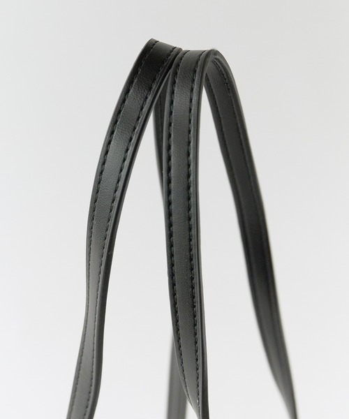 Chick（チック）の「Faux Leather Belt Design Handbag / フェイクレザー ベルトデザイン ハンドバッグ 2026年春夏（ハンドバッグ・レディース・ブラック/ブラウン/ホワイト・FREE）」の7枚目の写真