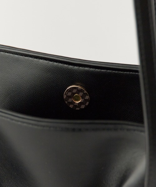 Chick（チック）の「Faux Leather Belt Design Handbag / フェイクレザー ベルトデザイン ハンドバッグ 2026年春夏（ハンドバッグ・レディース・ブラック/ブラウン/ホワイト・FREE）」の12枚目の写真