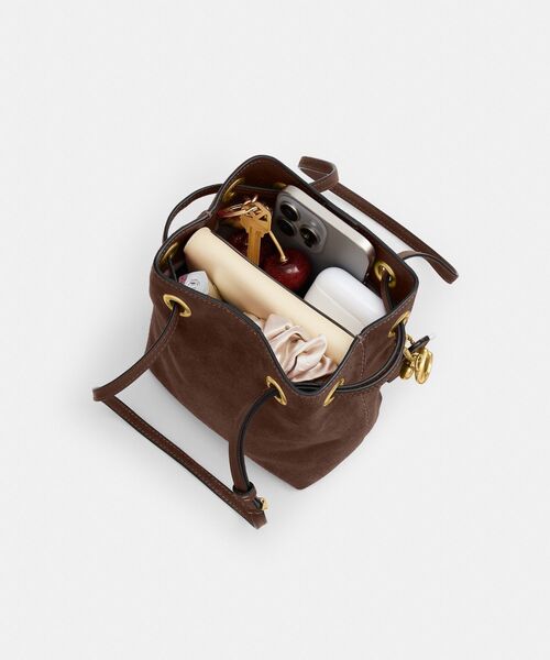 COACH(コーチ)の「ジェイド ドローストリング バッグ(ショルダーバッグ・レディース・ブラウン系その他・ONE)」の5枚目の写真
