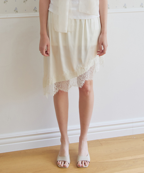 MINCO(ミンシオ)の「Satin Lace Layered Midi Skirt (Ivory)(スカート・レディース・その他・FREE)」の3枚目の写真