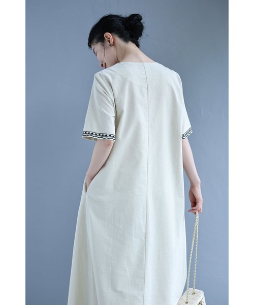 cawaii（カワイイ）の「胸元を飾る華刺繍のリネン調ロングワンピース（ワンピース・レディース・ベージュ・FREE）」の15枚目の写真