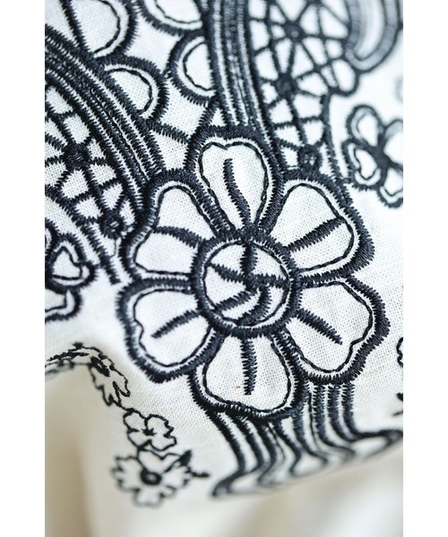 cawaii（カワイイ）の「胸元を飾る華刺繍のリネン調ロングワンピース（ワンピース・レディース・ベージュ・FREE）」の13枚目の写真