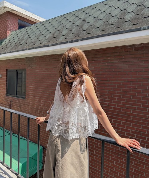 LYEON(リヨン)の「Vネックシアーレースベスト/レースフレアタンクトップ(タンクトップ・レディース・オフホワイト/ブラック・FREE)」の4枚目の写真
